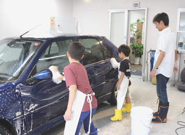 川崎市立苅宿小学校の男子生徒たちが洗車を体験