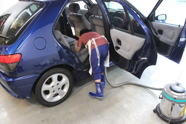 車内の掃除機がけも行っていた