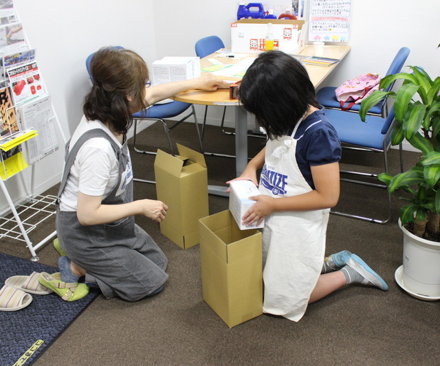 注文を受けた商品の梱包作業を行っている様子