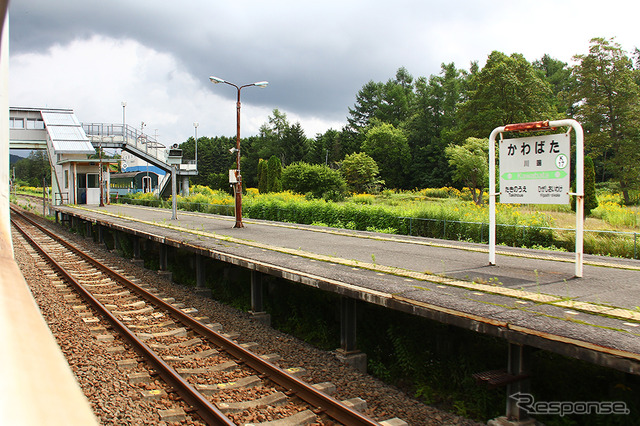 石勝線 川端駅。旧型客車の姿も