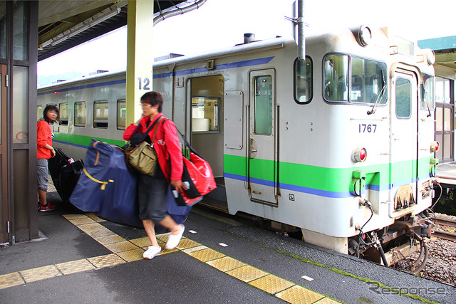 自転車を担いだ旅人たちも新夕張駅で「よいしょっと」