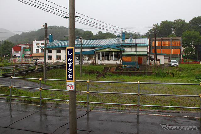 炭鉱輸送でにぎわった清水沢駅。かつてのヤードは原っぱに