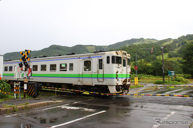 夕張駅を発ち山を降りるキハ40 1780