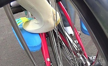 足が車輪に巻き込まれる様子