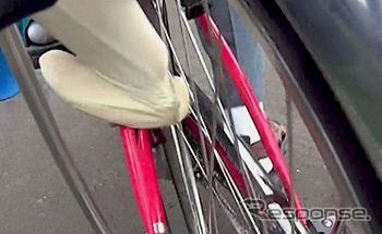 足が車輪に巻き込まれる様子