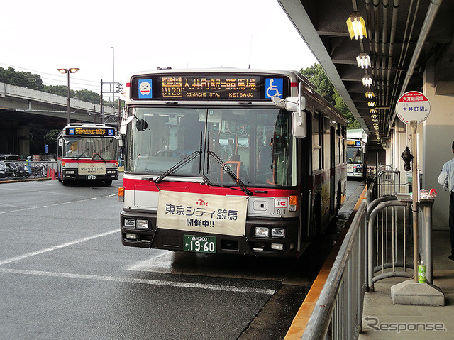 「直通 井20 大井町駅＝競馬場」と表示された東急バス
