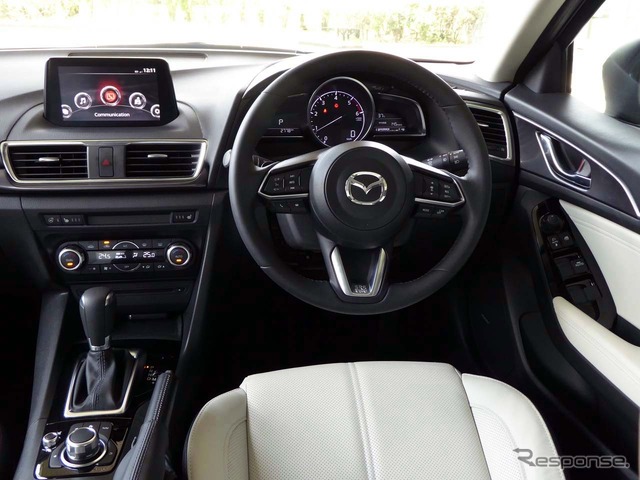 新型「アクセラ」5HB 1.5XD L Packageの運転席周り