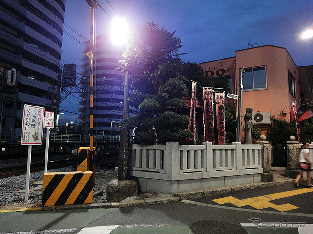 伊勢崎線「伊 第20号踏切道」と東稲荷大明神。千住線との分岐点は写真左手にある