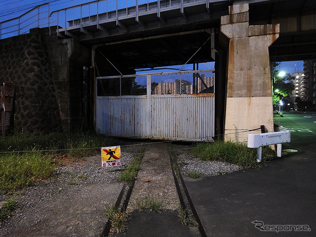 京成線の高架下に東武千住線・千住貨物駅へと続くレールが残る