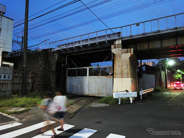 京成線の高架下に東武千住線・千住貨物駅へと続くレールが残る