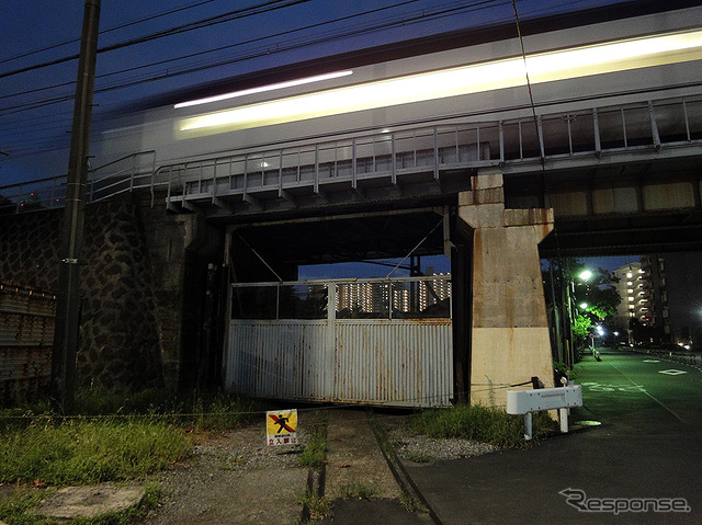 東武千住線・千住貨物駅へと続くレールが残る。その上を京成スカイライナーが行く