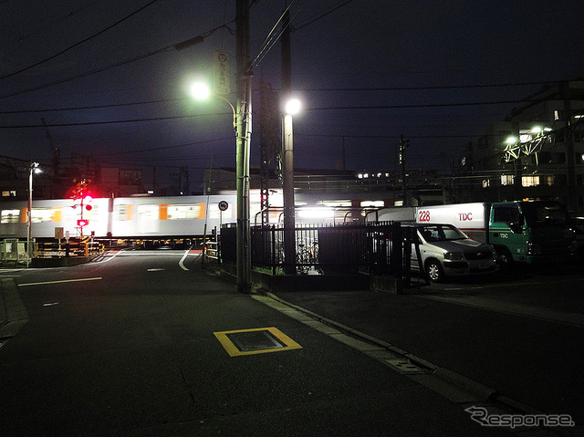 伊勢崎線と千住線の分岐付近「伊 第21号踏切道」を見る