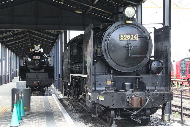 門司港で保存されているC59(向かって左)と9600