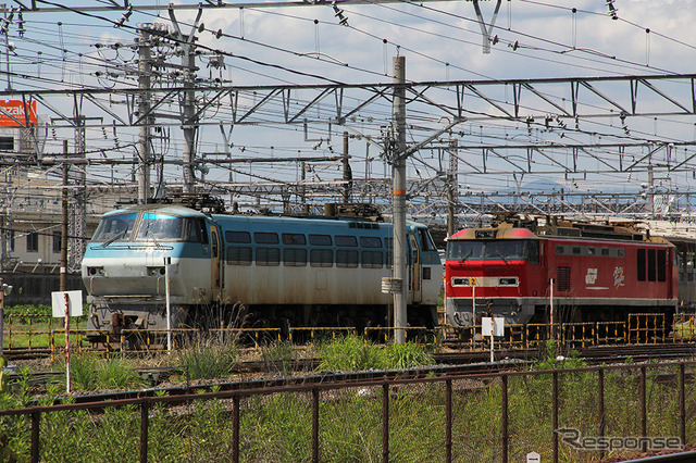 米原で休むEF66(青)とEF510。EF66は東海道・山陽筋のベテラン