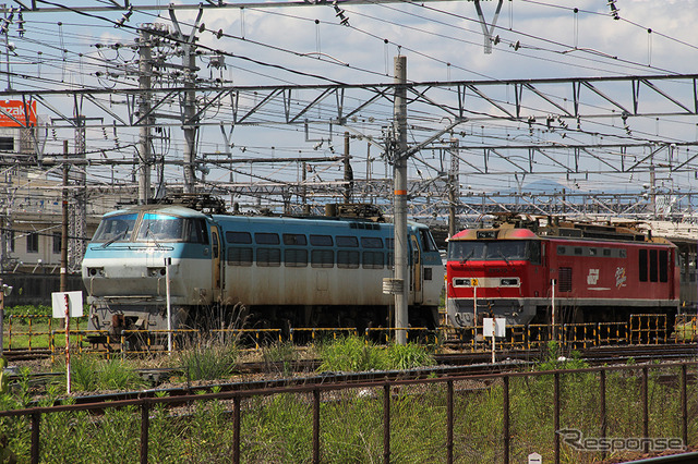 米原で休むEF66（青）とEF510。EF66は東海道・山陽筋のベテラン