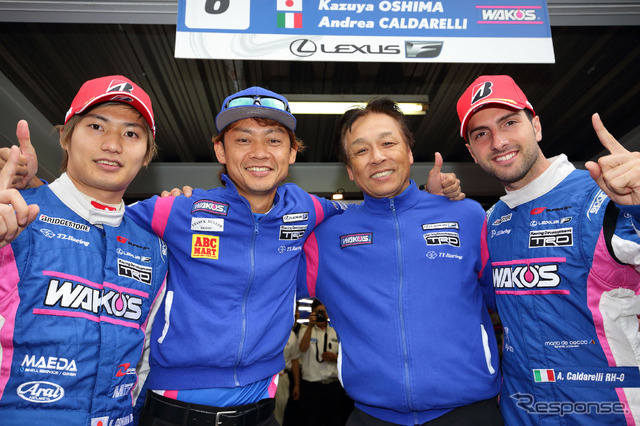 第4戦SUGOではポールポジション獲得。左から大嶋選手、脇阪監督、土沼チーム代表、カルダレッリ選手。