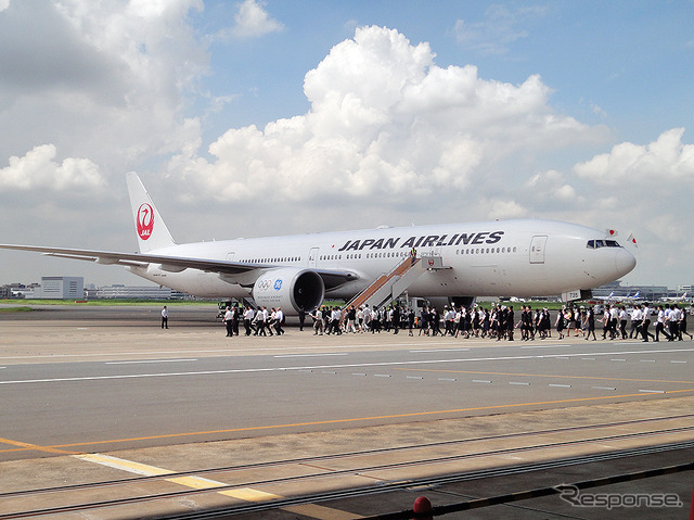 8月24日午前、羽田空港に到着したリオ発チャーター機