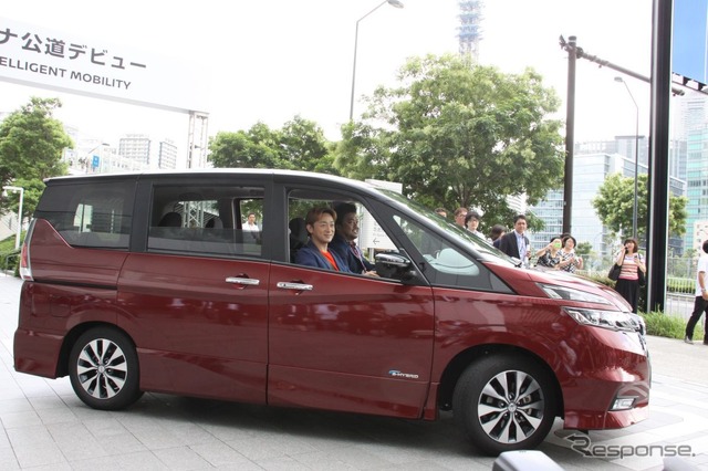 山本耕史さんの運転で再び公道へ