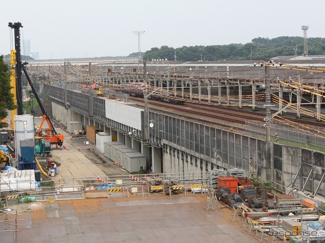 東海道貨物線の横浜羽沢貨物駅（右）と相鉄・JR直通線の工事現場（左）。