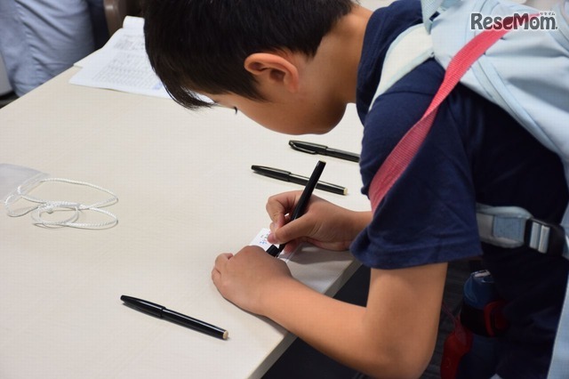 本物の記者同様、まずは「受付」で名前を名乗る <撮影:宮崎紘輔>