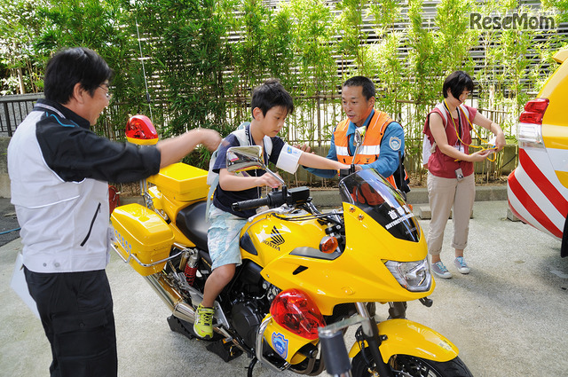 「黄バイ」「黄パト」「ホメパト」の乗車体験も行われた <撮影:稲葉九>