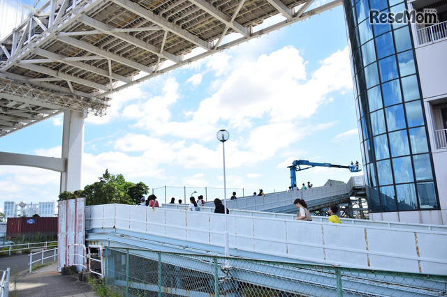 東京西局での取材後は、レインボーブリッジのメインケーブルを支える「芝浦アンカレイジ」に移動 <撮影:宮崎紘輔>