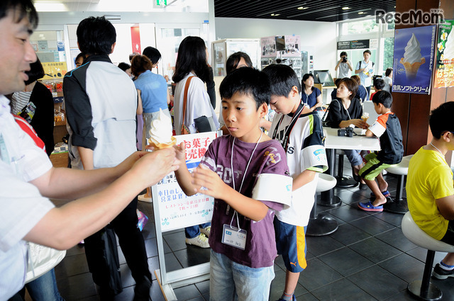 暑い中頑張る子ども記者たちに、首都高から代々木パーキングエリア名物「はちみつソフトクリーム」or「生乳ソフトクリーム」のプレゼント <撮影:稲葉九>