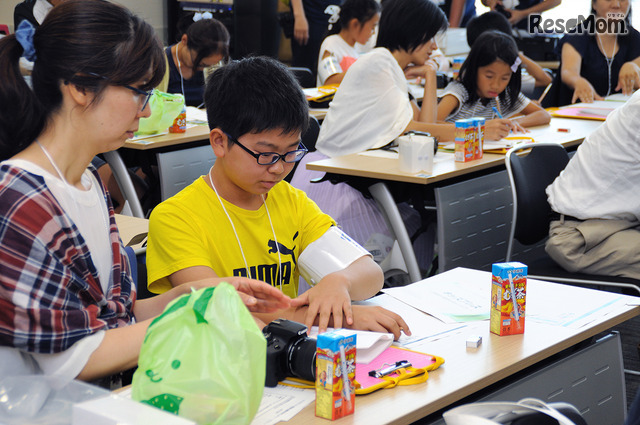 いよいよ取材の集大成、記事を作ろう!取材後の疲労もなんのその、真剣な面持ちで子ども新聞の制作に取り掛かる <撮影:稲葉九>