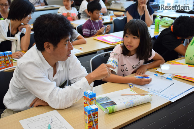 今日はどんなことを取材しただろう? 親子一緒にメモを見ながら振り返る <撮影:宮崎紘輔>