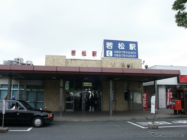 「DENCHA」は若松線の若松～折尾間で運転される。写真は若松駅。