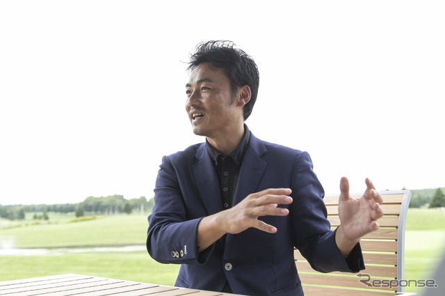 Lexus International レクサスブランドマネジメント部天野正秀氏「相反するものを互いに妥協させるのではなく、調和させることで更なる高みを目指し、新しい価値や感動を目指すというのがレクサスのDNAだ。安全で快適なだけではなくて、EmotionalでAmazingな走りが体験できるクルマ。広い居住性がありながら、しっかりとゴルフバッグが積めるクルマ。レクサスはそんなクルマ、そしてそれを象徴する体験の提供を目指している。」(LEXUSで行く ネスレマッチプレーレクサス杯 サタデープロアマコンペ&観戦ツアー)