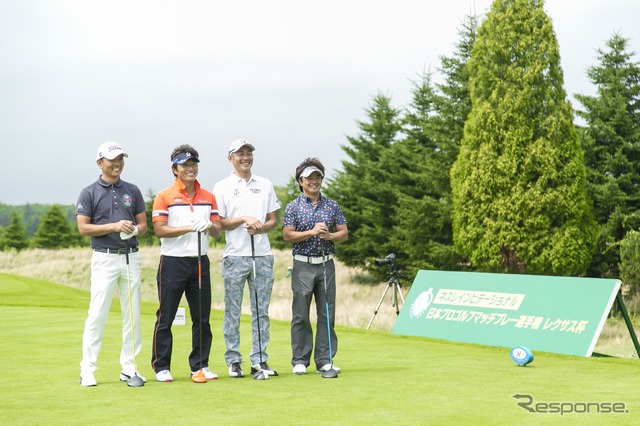 ラウンド開始前に、宮本勝昌プロとスタート前に記念撮影する参加者たち(LEXUSで行く ネスレマッチプレーレクサス杯 サタデープロアマコンペ&観戦ツアー)