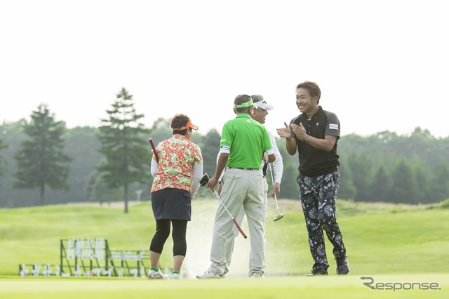 18ホールを終えて思わず拍手! 片山晋呉プロも一緒に盛り上がる(LEXUSで行く ネスレマッチプレーレクサス杯 サタデープロアマコンペ&観戦ツアー)