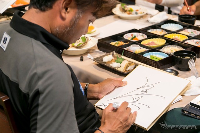 懇親会でプレーを振り返り、会話が弾む。記念にサインする片山晋呉プロ(LEXUSで行く ネスレマッチプレーレクサス杯 サタデープロアマコンペ&観戦ツアー)