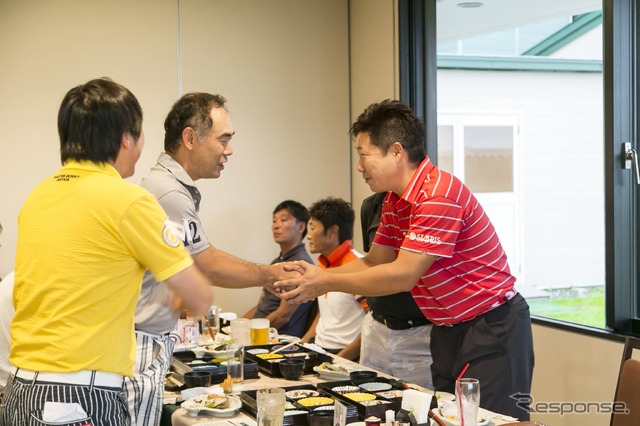 高山忠洋プロと握手。「今日はありがとうございました。今後も応援していきます!」 (LEXUSで行く ネスレマッチプレーレクサス杯 サタデープロアマコンペ&観戦ツアー)