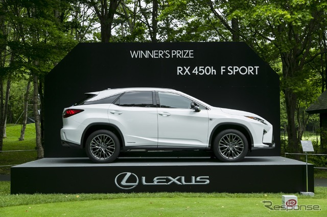 ネスレマッチプレー決勝戦10番ホールに展示された『RX450h“F SPORT”』。優勝者は、副賞としてこの1台を受け取ることができる(LEXUSで行く ネスレマッチプレーレクサス杯 サタデープロアマコンペ&観戦ツアー)