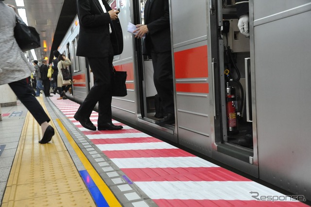 ベビーカー事故を受け赤白2色の「注意喚起シート」が貼られたホーム(資料画像)