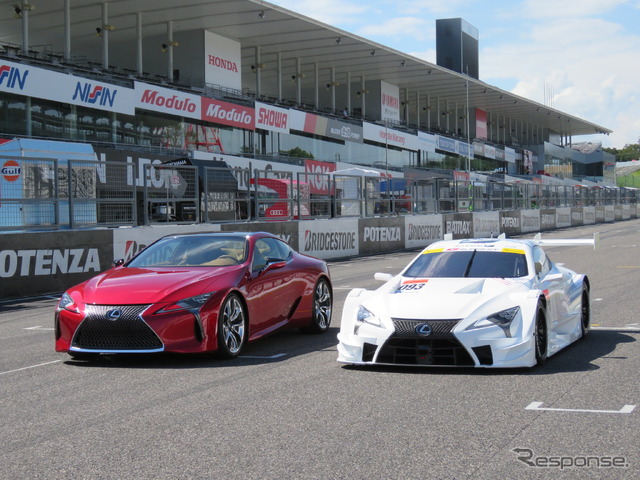 鈴鹿サーキットで公開されたレクサスの来季GT500クラス参戦車『LC500』(左は来年春頃発売予定の市販モデル。