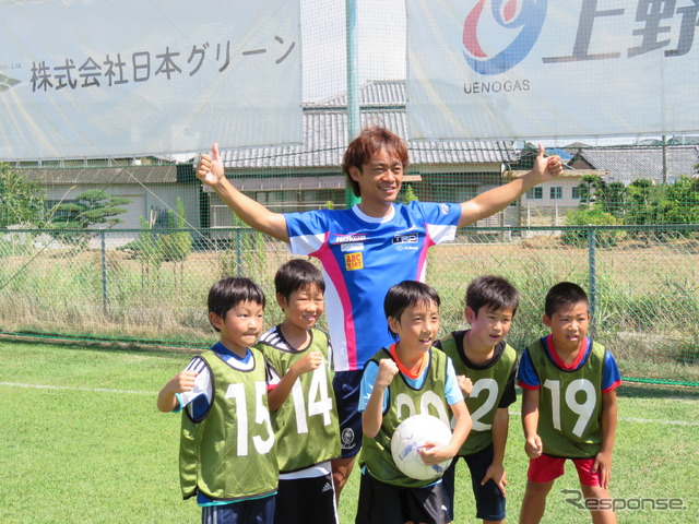 監督である大嶋選手の到着が所用で遅れた「大嶋チーム」の助っ人は脇阪監督(中央)。