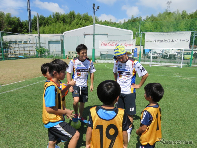 国本選手(後左)が監督のチームには、坂東“選手”(後右)が助っ人して加わった。