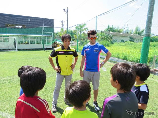 カルダレッリ選手(後右)の指揮するチームは、モトクロスの小島選手(後左)が助っ人。