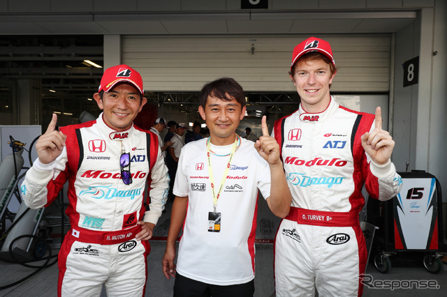GT500のポールを獲得した#15 NSXの（左から）武藤、道上監督、ターベイ。