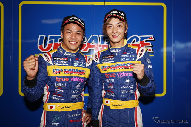 GT300クラスのポールを獲得した#18陣営の中山（左）と山田。