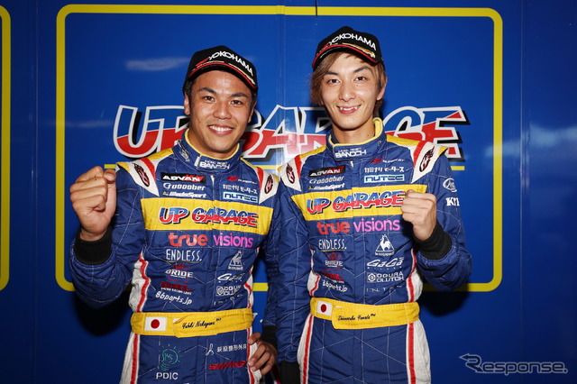 GT300クラスのポールを獲得した#18陣営の中山(左)と山田。