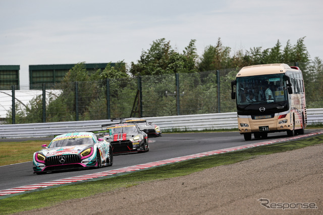 サーキットサファリのなかを走る#4 メルセデス（GT300予選7位）と#0 GT-R（同6位）。