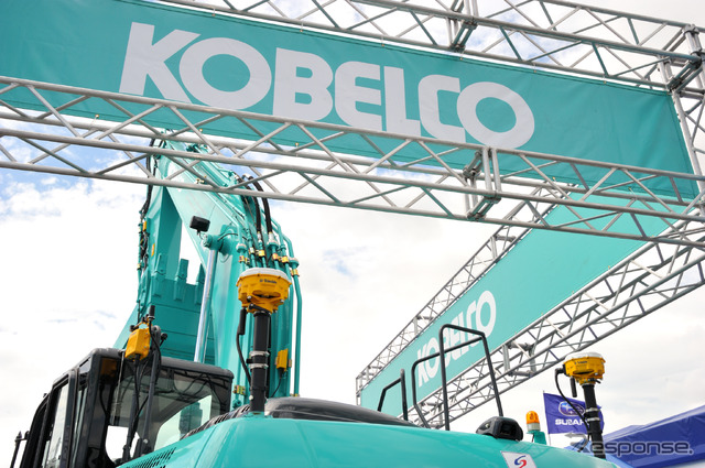 サーキットに重機!コベルコ建機、迫力の展示