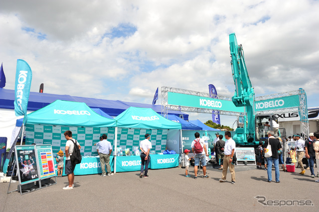 サーキットに重機!コベルコ建機、迫力の展示