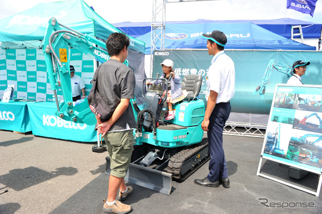 サーキットに重機!コベルコ建機、迫力の展示
