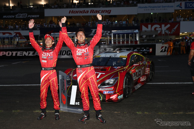 GT500クラス優勝の立川(左)&石浦。