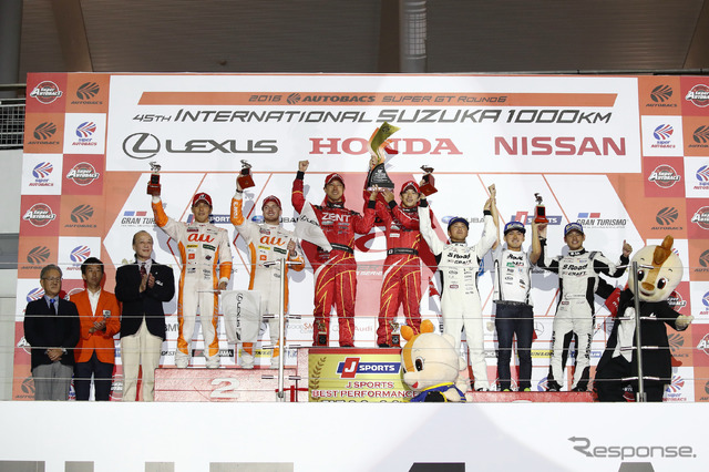 GT500クラス表彰式。3位の段には負傷療養中で欠場となった千代勝正の姿も。